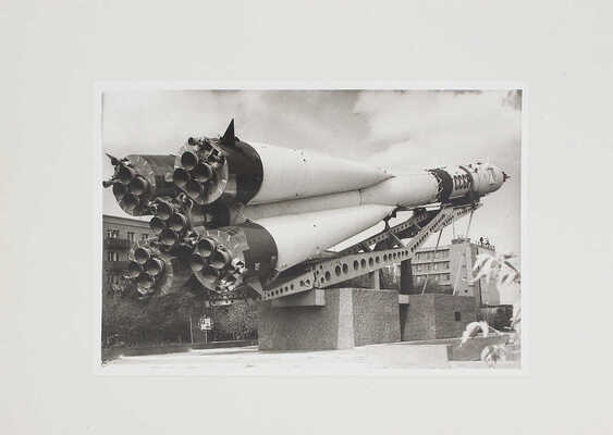 Подарочный альбом фотографий космодрома Байконур на имя Базиной Таисии Тихоновны, [1990].